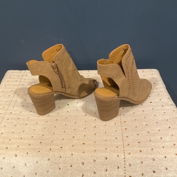 Size 6 Universal Thread Open Toe Block Herl Tan Booties - never worn - Picture 4 of 7